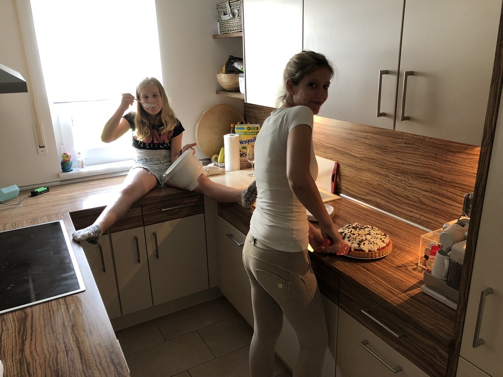 Kuchen-Backen mit der Tochter — Schoko an der Lippe