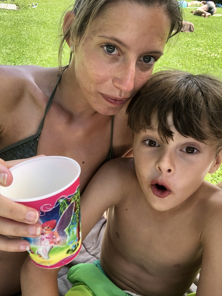 Denise mit Tio im Park — Selfie nach dem Schwimmen